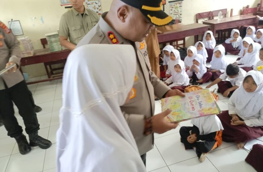 Kunjungi SDN Sadah, Kapolres Serang Bagikan Buku&hellip;