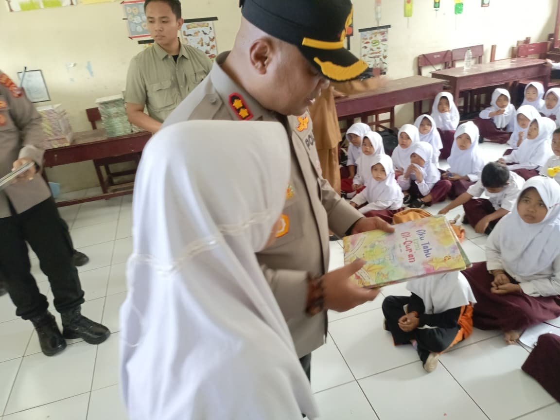 Kunjungi SDN Sadah, Kapolres Serang Bagikan Buku Bacaan&hellip;
