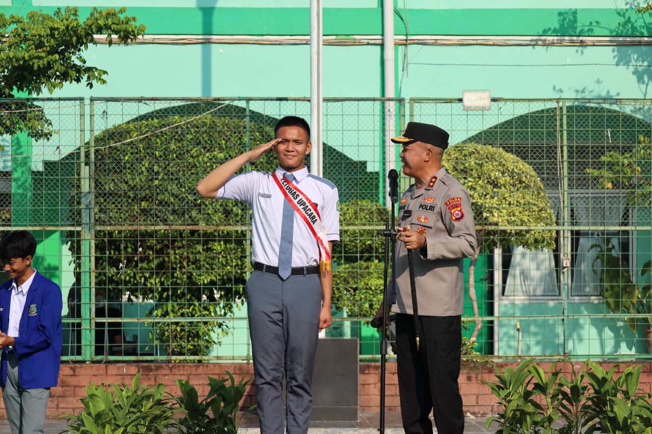 Inspektur Upacara di MAN 2, Kapolda Ingatkan Bahaya&hellip;