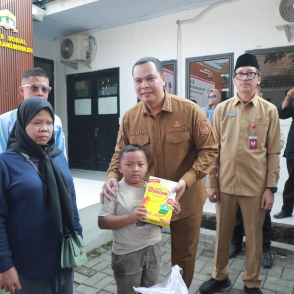 Bukti Komitmen Kepedulian Sosial, Wali Kota Salurkan&hellip;