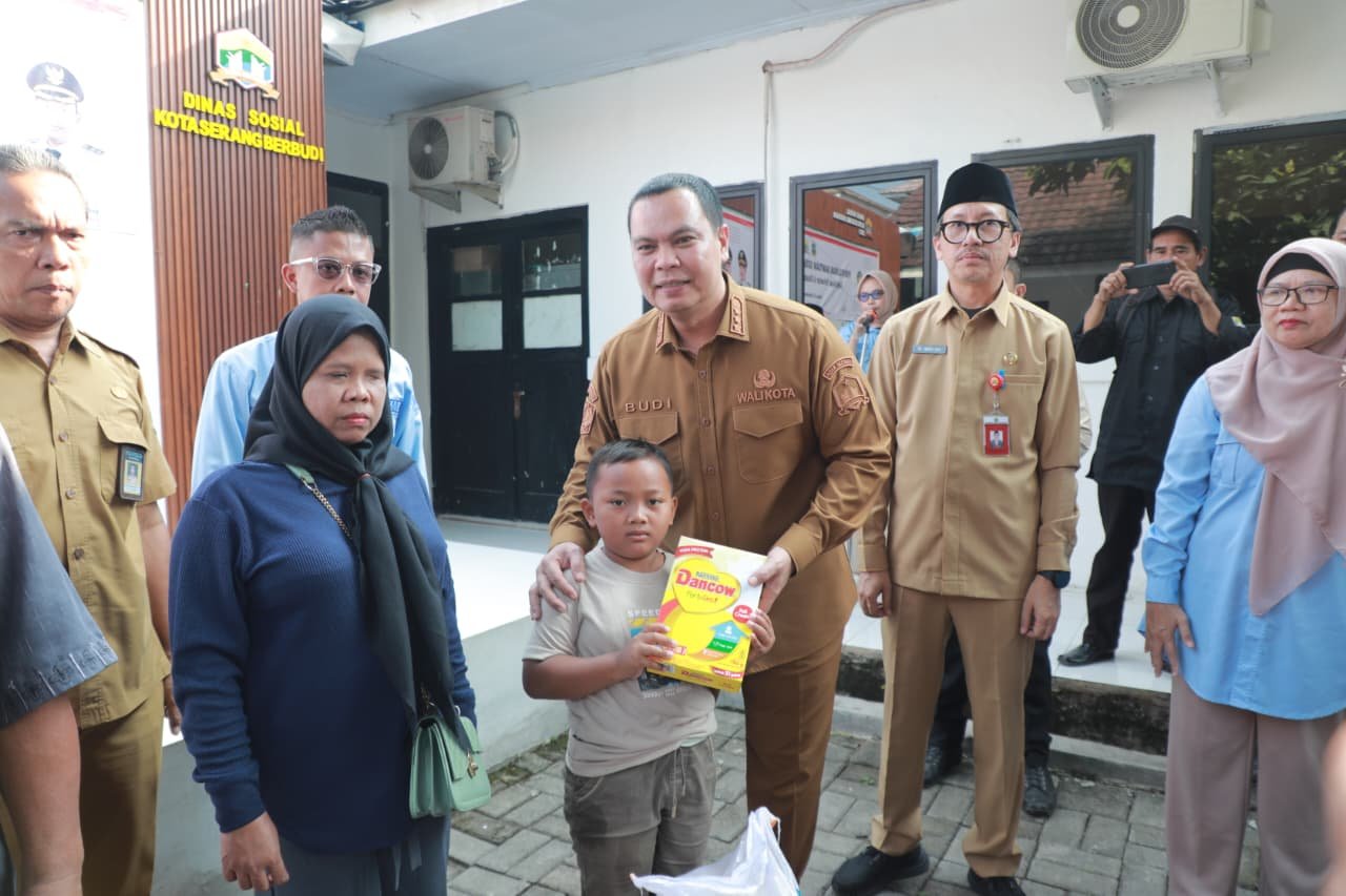 Bukti Komitmen Kepedulian Sosial, Wali Kota Salurkan Bansos…