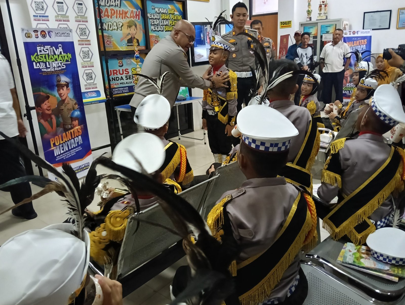 Apresiasi atas Dukungan, Tim Pocil Serahkan Trophy ke&hellip;