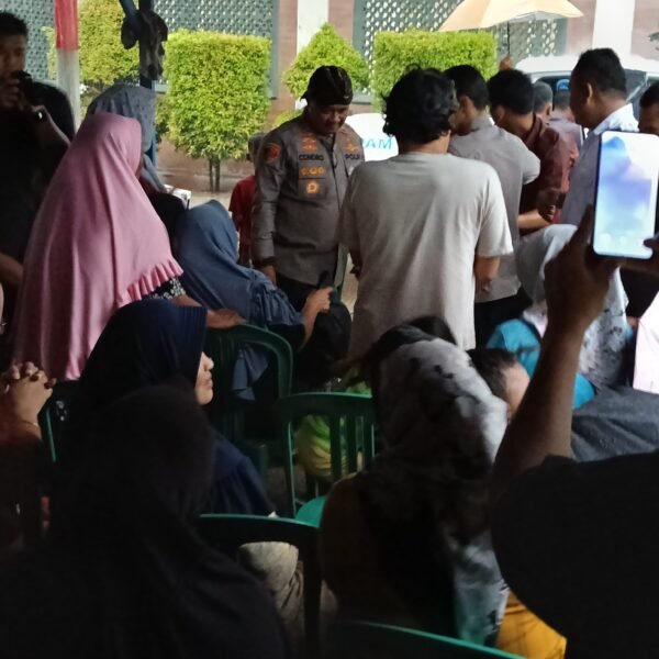 Bagikan Sembako dan Door Prize, Kapolres Serang&hellip;