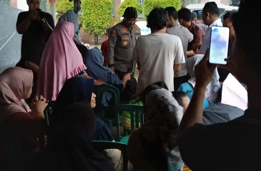 Bagikan Sembako dan Door Prize, Kapolres Serang&hellip;