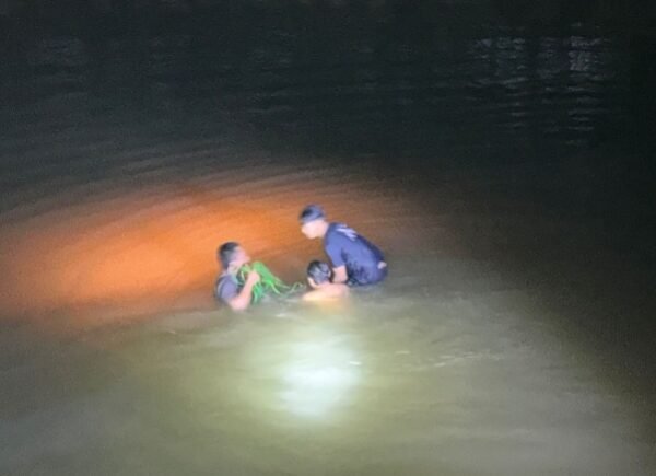 Angkut 12 Buruh Bangunan, Pickup Masuk Sungai,&hellip;