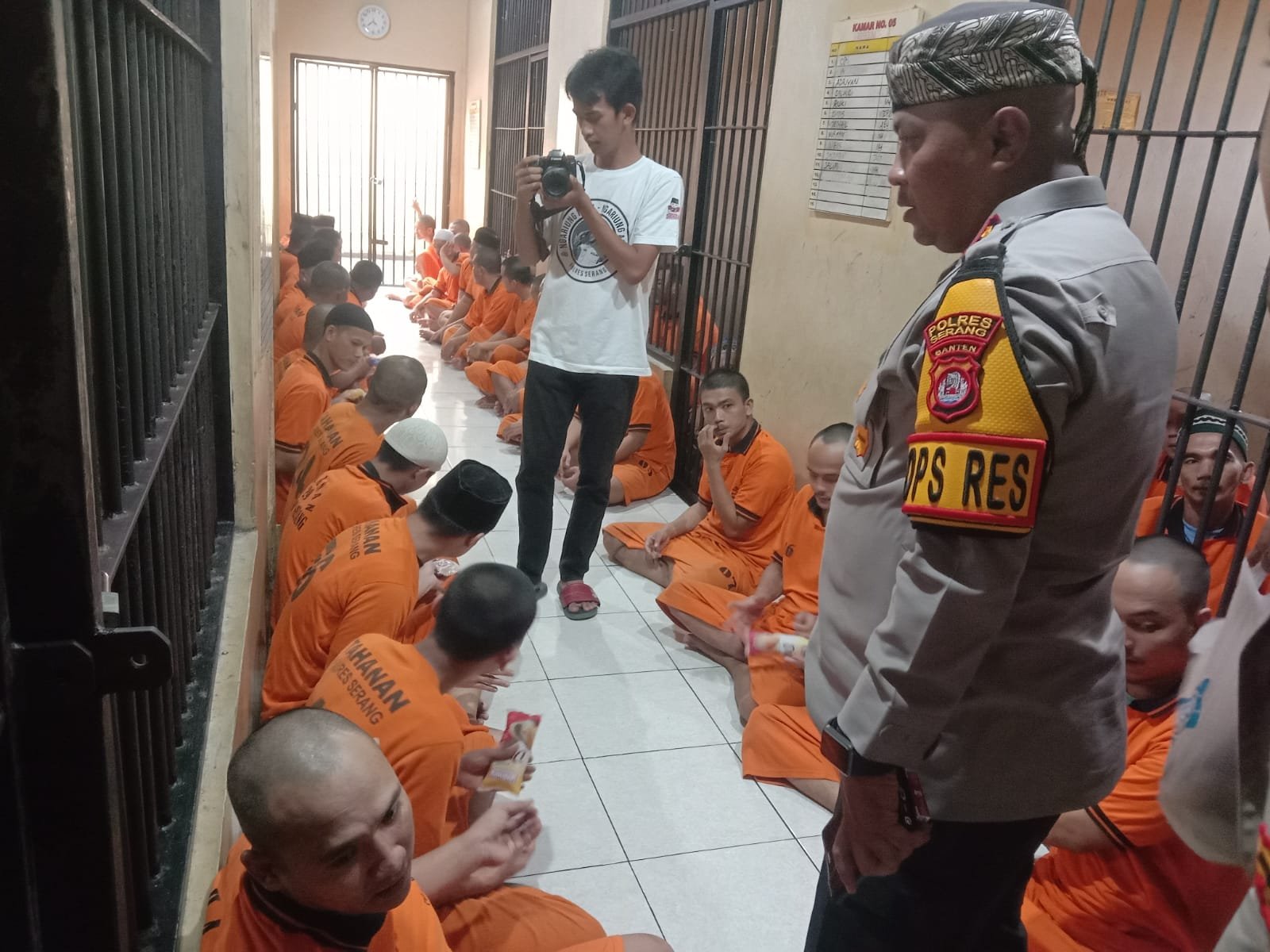 Sambil Menikmati Makanan dan Minuman Bergizi, Tahanan Diberi&hellip;