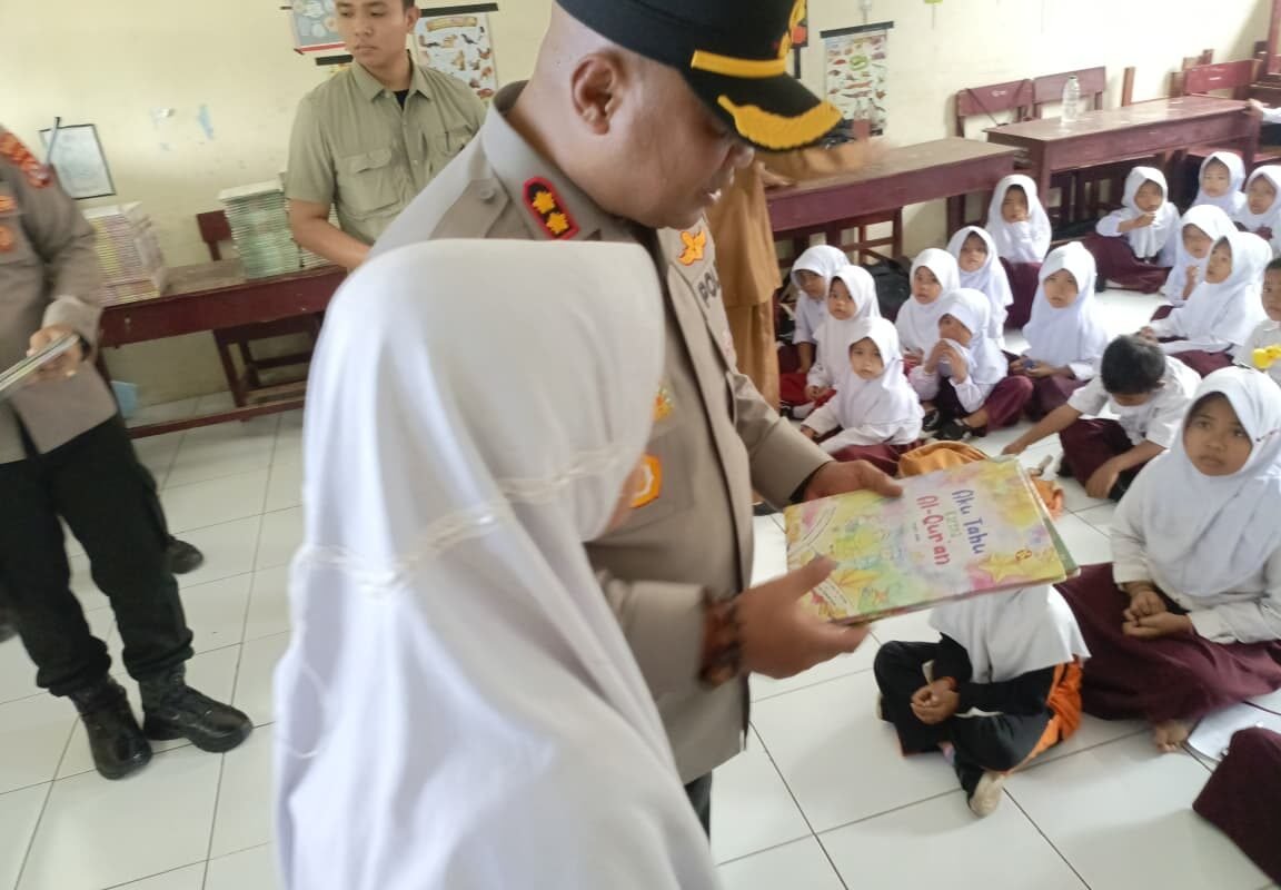 Peduli Literasi, Kapolres Serang Bagikan Buku Bacaan