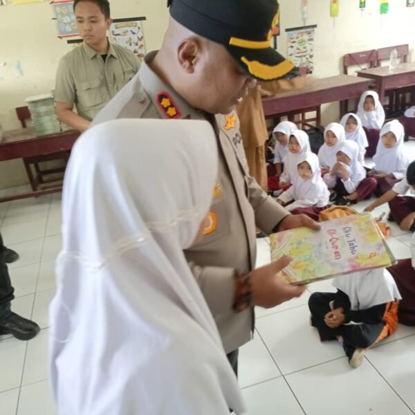 Peduli Literasi, Kapolres Serang Bagikan Buku Bacaan