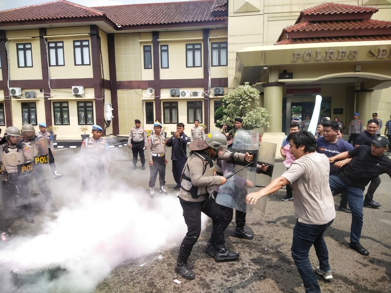 Menghadapi Aksi Unjukrasa, Polres Serang Gelar Simulasi Sispammako&hellip;