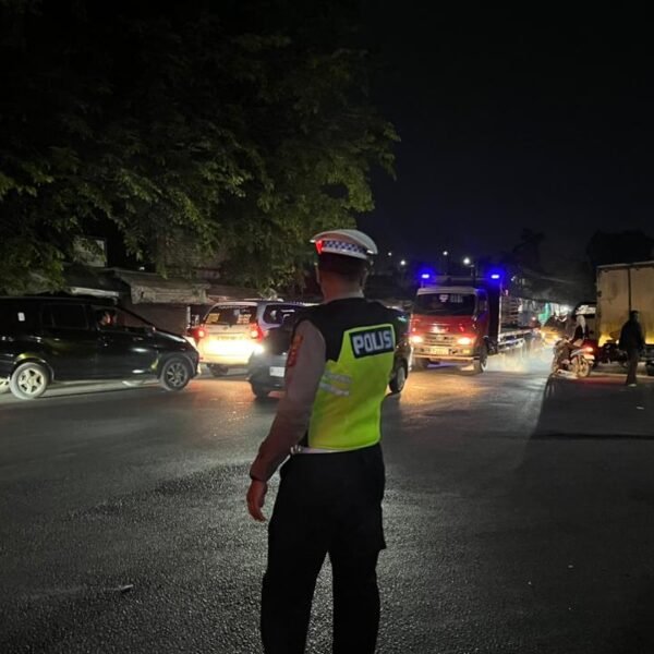 Sambil Tugas Pengamanan Dekontaminasi, Petugas Polres Serang&hellip;