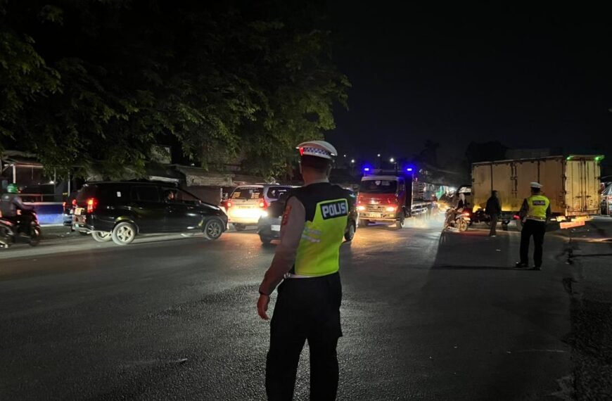 Sambil Tugas Pengamanan Dekontaminasi, Petugas Polres Serang&hellip;