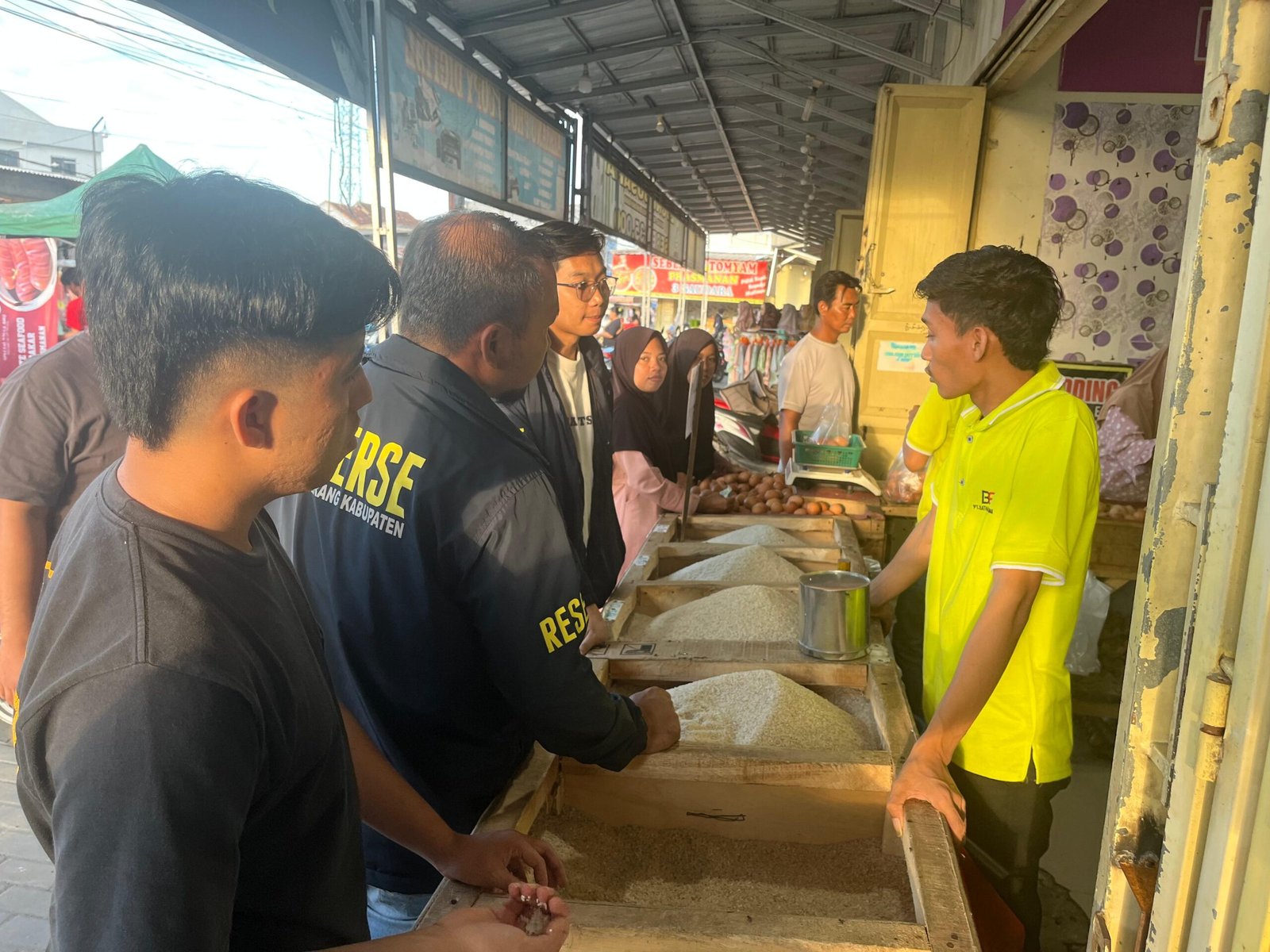 Antisipasi Kenaikan Harga, Polres Serang dan Diskoumperindag Cek…