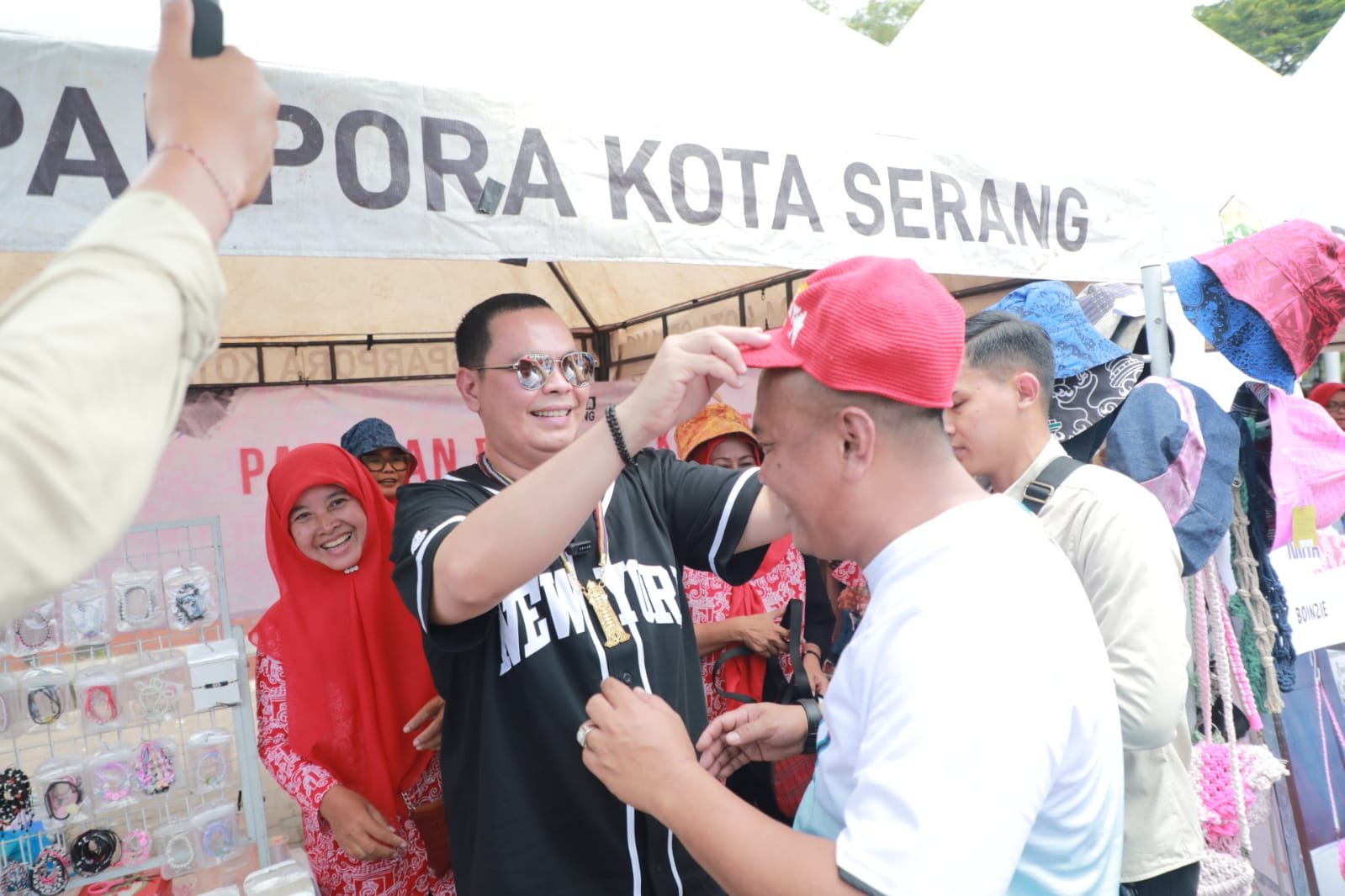 Usai Borong Dagangan UMKM, Wali Kota Bagikan kepada&hellip;