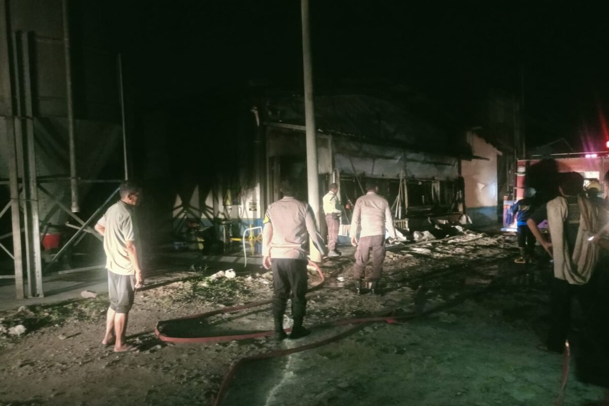 Gerak Cepat Polisi dan Damkar Serang Padamkan&hellip;