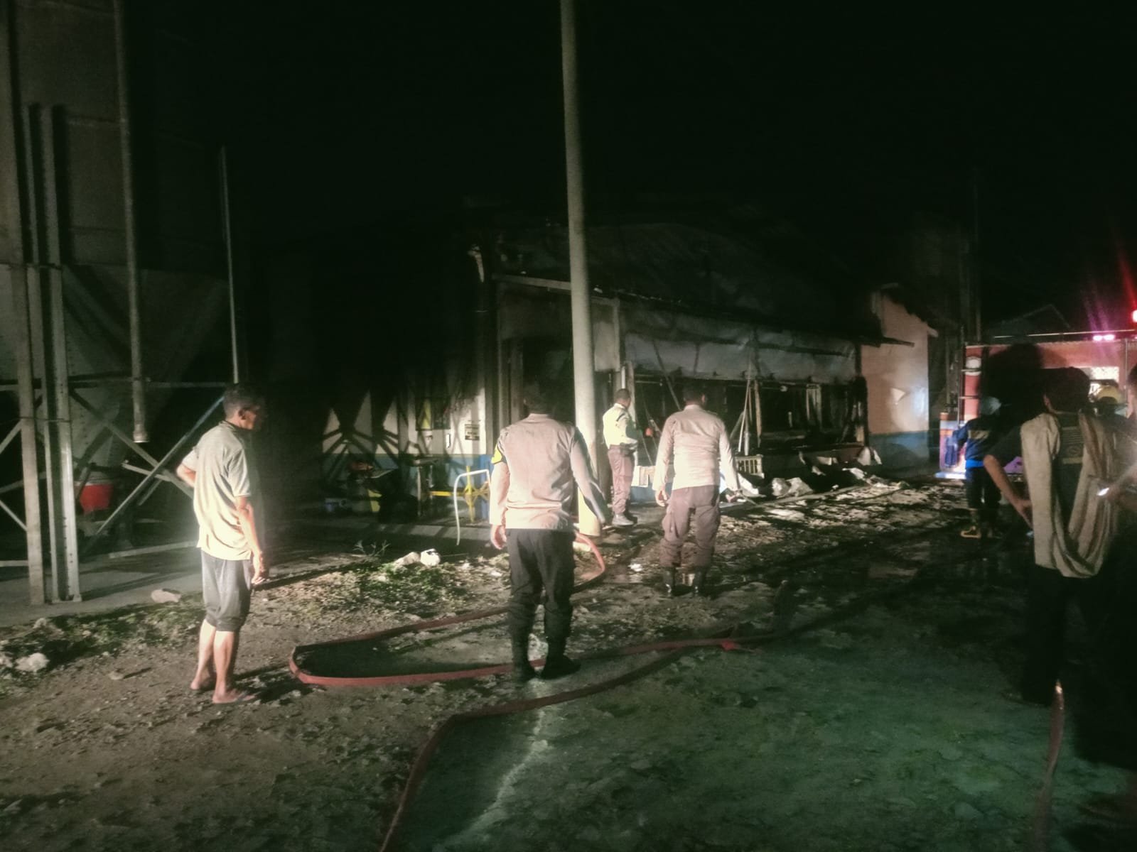 Gerak Cepat Polisi dan Damkar Serang Padamkan Kebakaran…