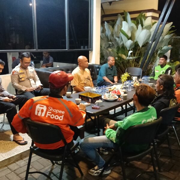 Kapolres Serang Ngariung Bareng Komunitas Ojol, Perkuat Sinergi&hellip;