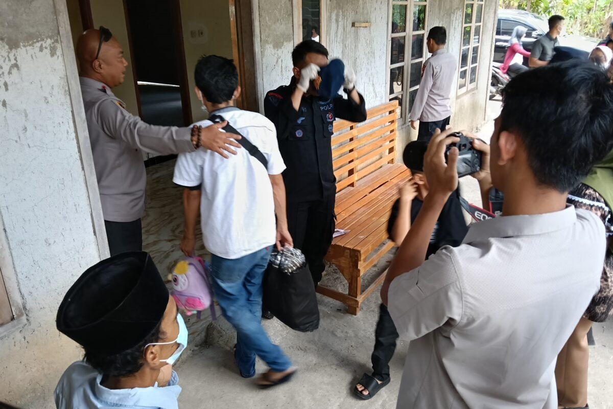 Gunakan Bus Brimob, Relokasi 28 Warga Barengkok…