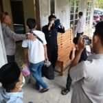 Gunakan Bus Brimob, Relokasi 28…