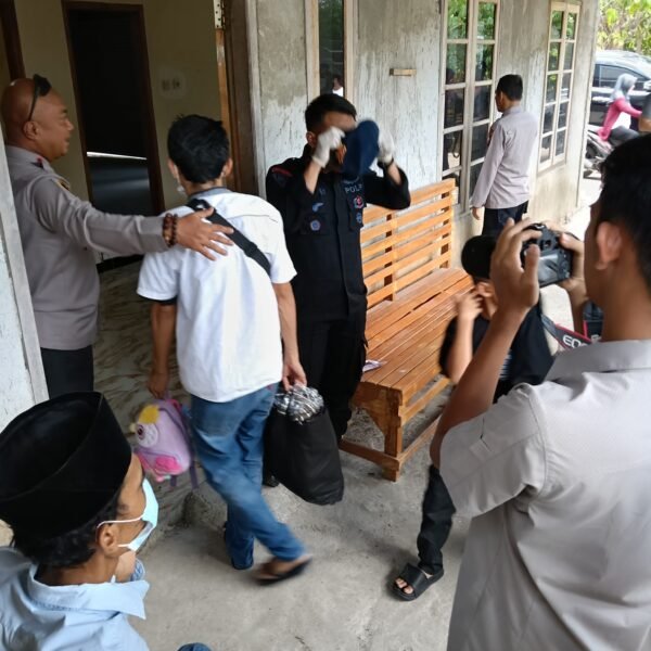 Gunakan Bus Brimob, Relokasi 28 Warga Barengkok Dikawal…