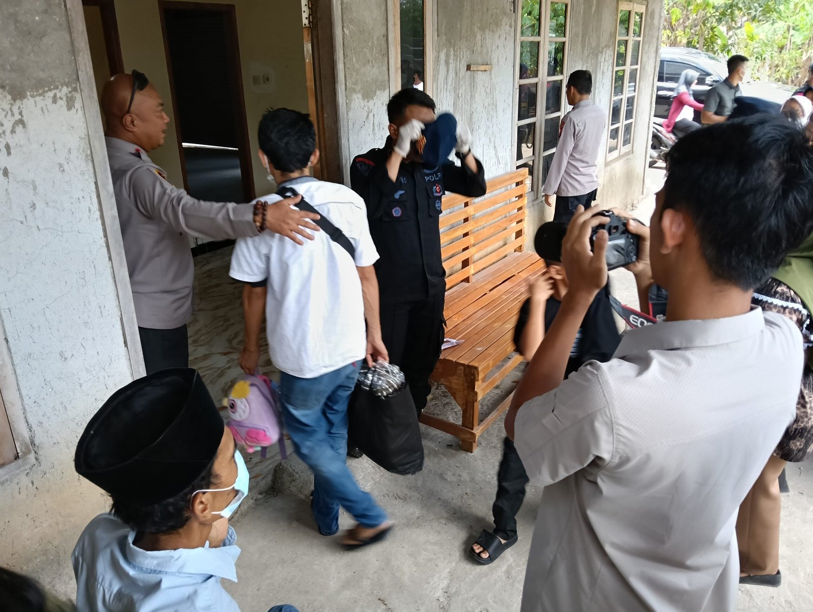 Gunakan Bus Brimob, Relokasi 28 Warga Barengkok Dikawal…