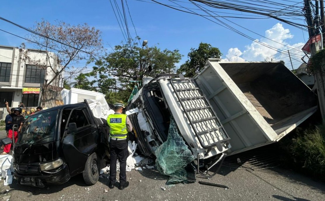Innailaihi ! Dump Truk Terjun Bebas dari Jalan…