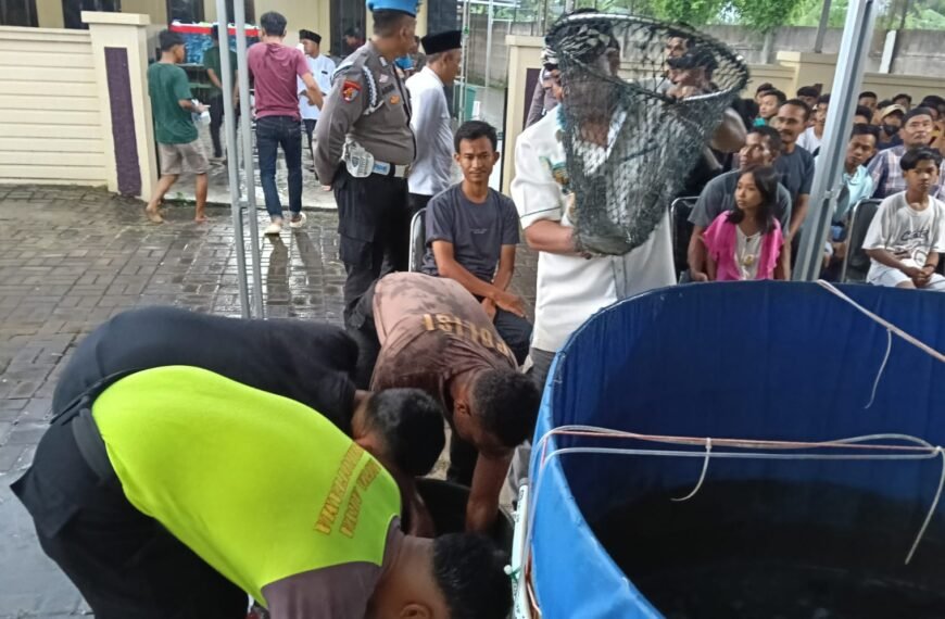 Kapolres Ngariung Sambil Panen Lele Program Ketapang