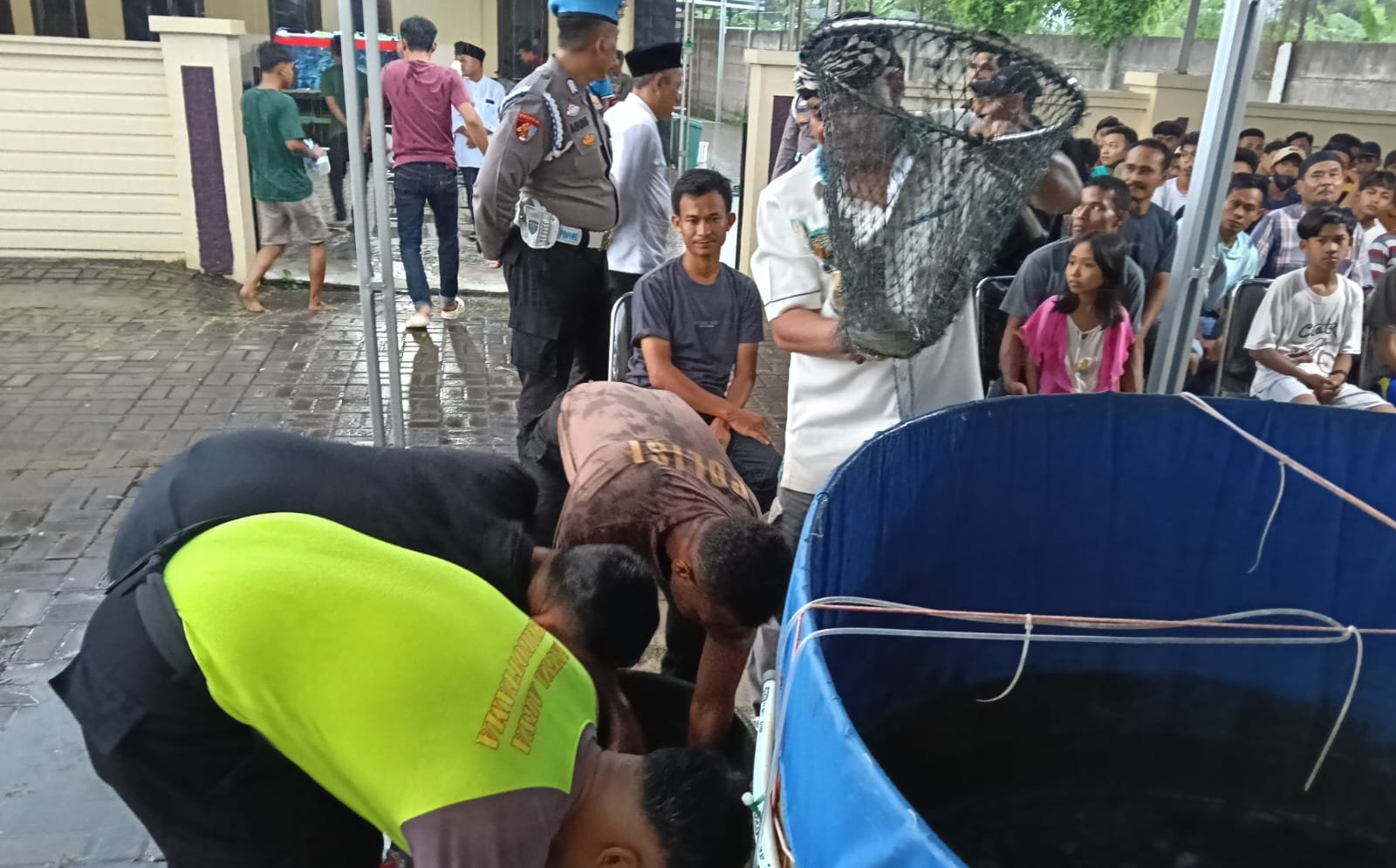 Kapolres Ngariung Sambil Panen Lele Program Ketapang