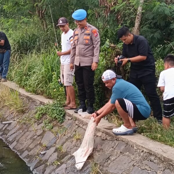 Kapolres Kembali Tebar Ikan di Danau Puspemkab Serang