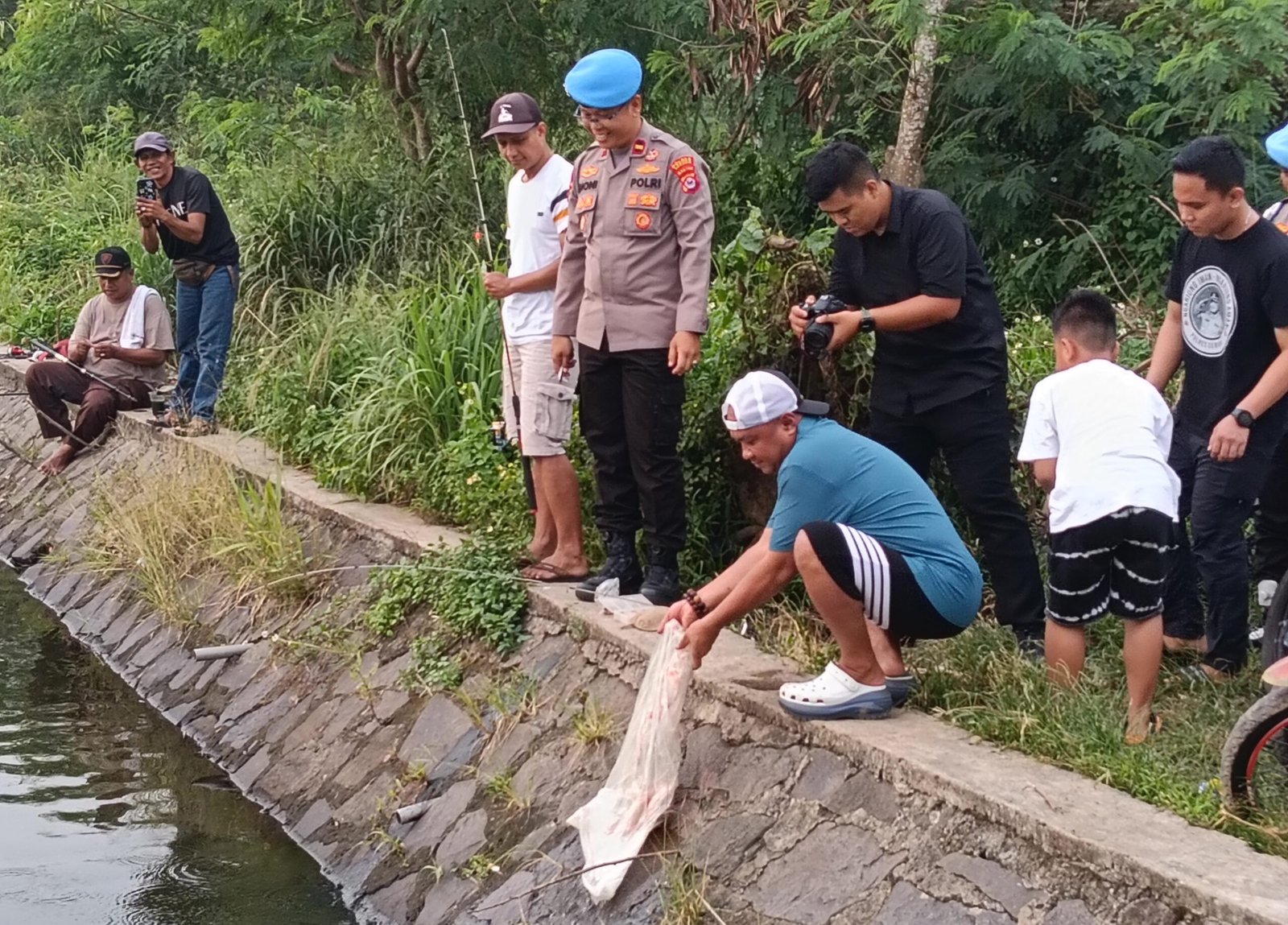 Kapolres Kembali Tebar Ikan di Danau Puspemkab Serang