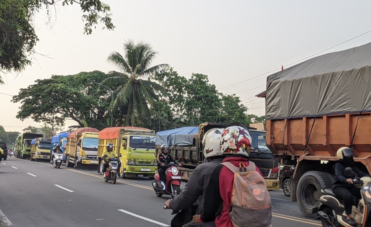 Dikeluhkan Warga, Jam Operasional Truk di Bojonegara-Puloampel Dibatasi
