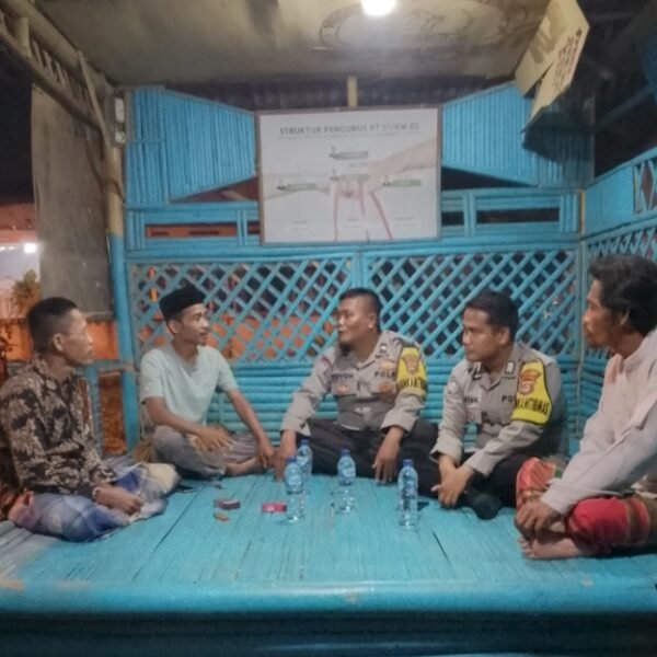 Sambang Poskamling, Petugas Polsek Jawilan Berikan Pesan…