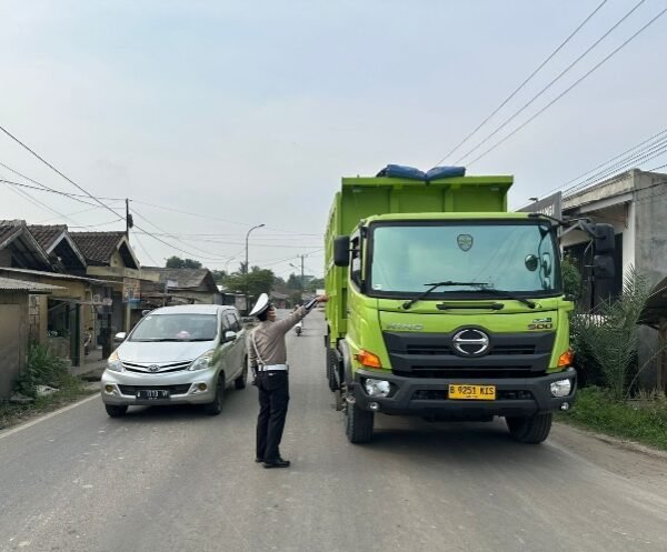 Personel Satlantas Polres Serang Laksanakan Penyekatan Kendaraan…