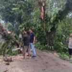 Petugas Polsek Kopo Bersihkan Batang&hellip;