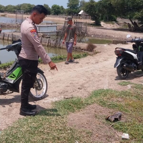 Petugas Gerak Cepat Bawa Korban ke Puskesmas, Warga&hellip;