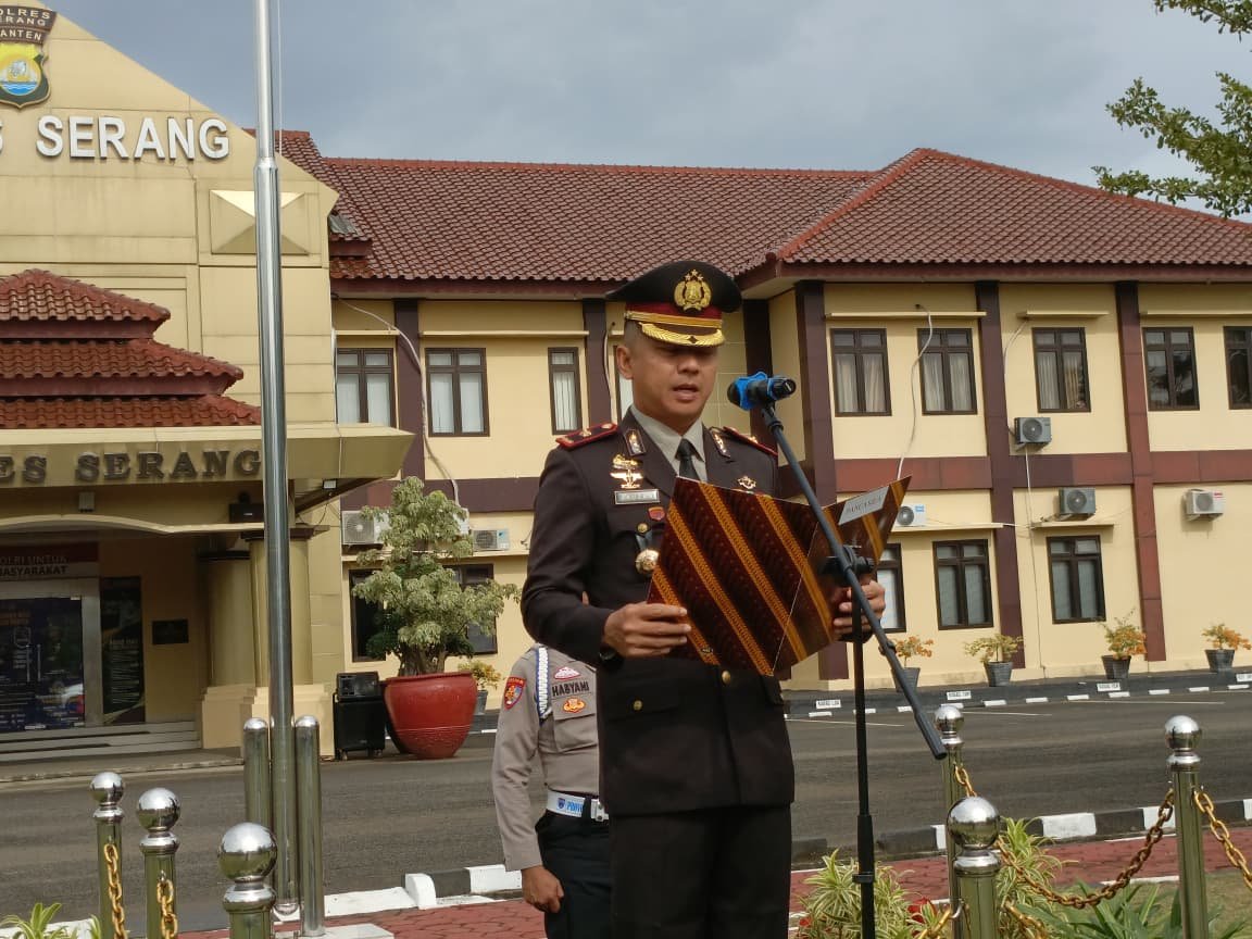 Pimpin Upacara Hari Pahlawan, Wakapolres Ajak Personel Teladani…