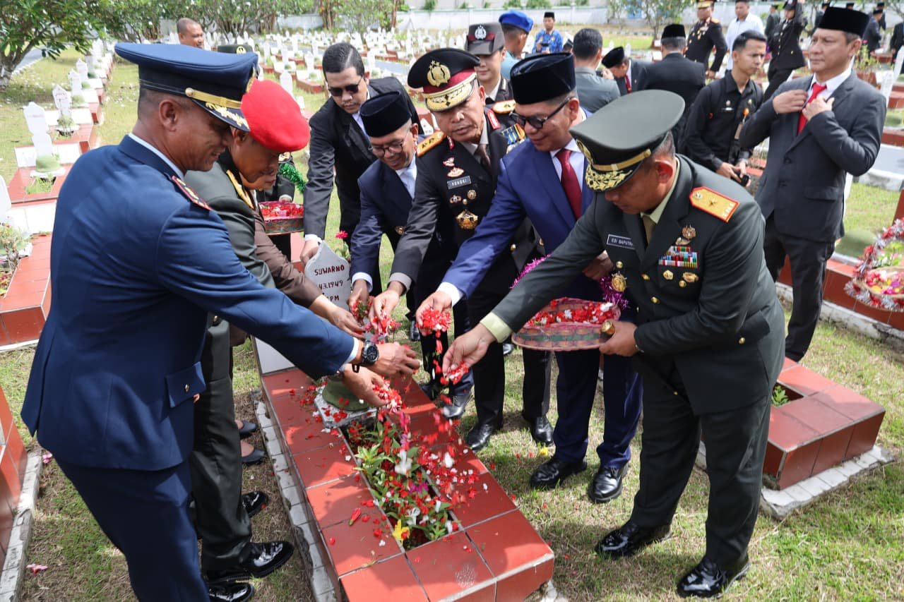 Kapolda bersama Forkopimda Banten Gelar Upacara di Taman…