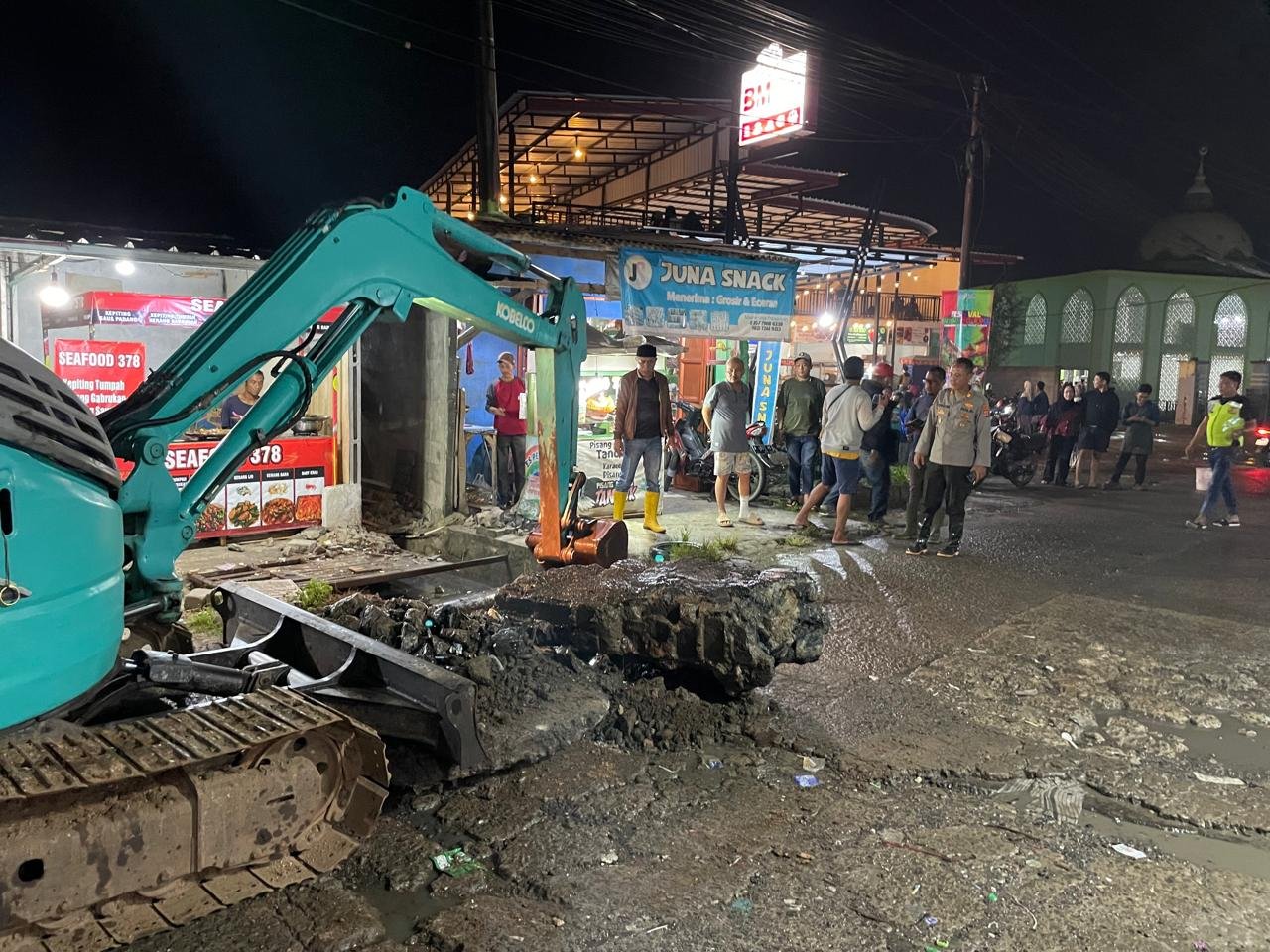 Kapolres Serang Gerak Cepat Turunkan Excavator Atasi Banjir&hellip;