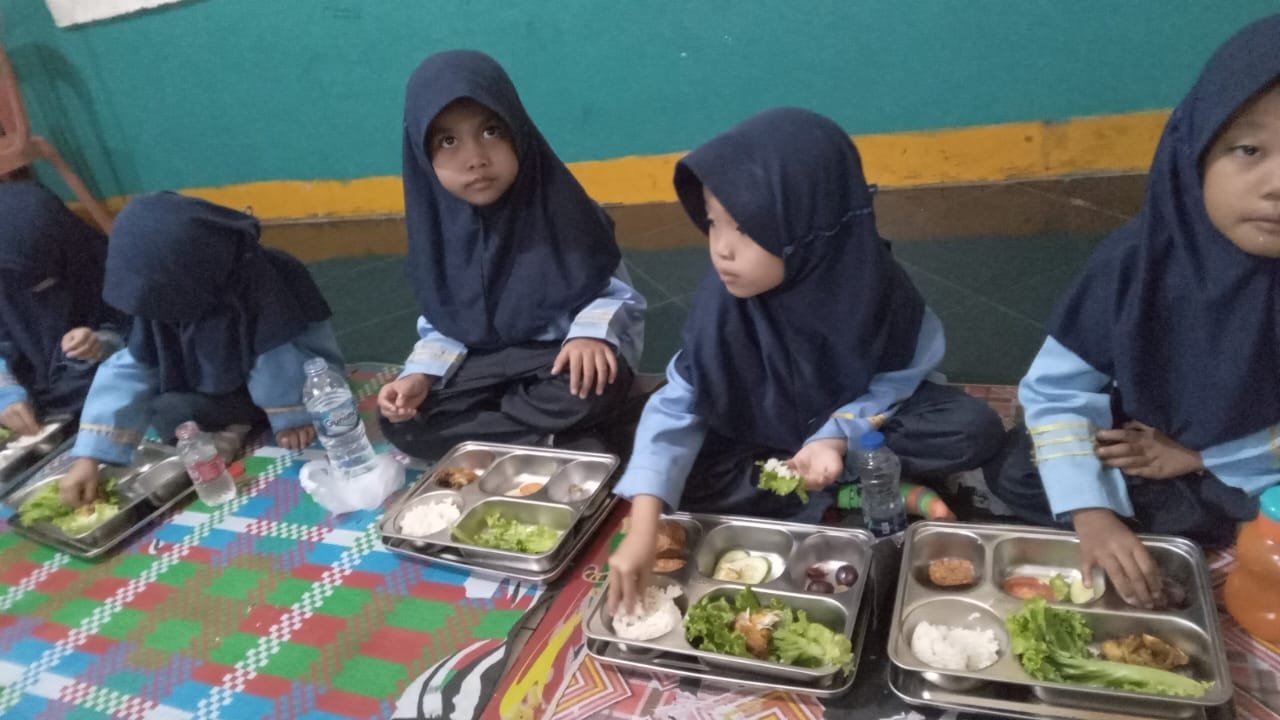 SPPG Polres Serang Distribusikan 2.166 Porsi MBG ke&hellip;