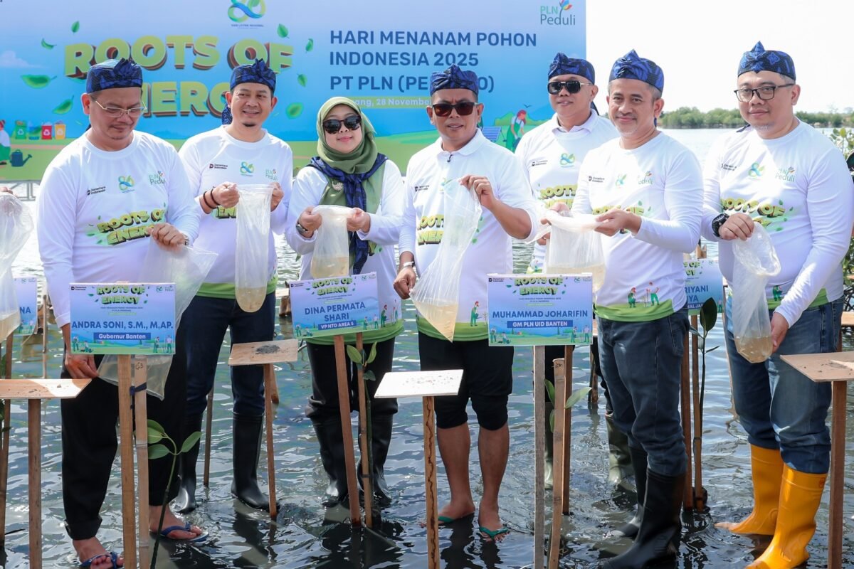 Gubernur dan PLN UID Banten Tanam 8…