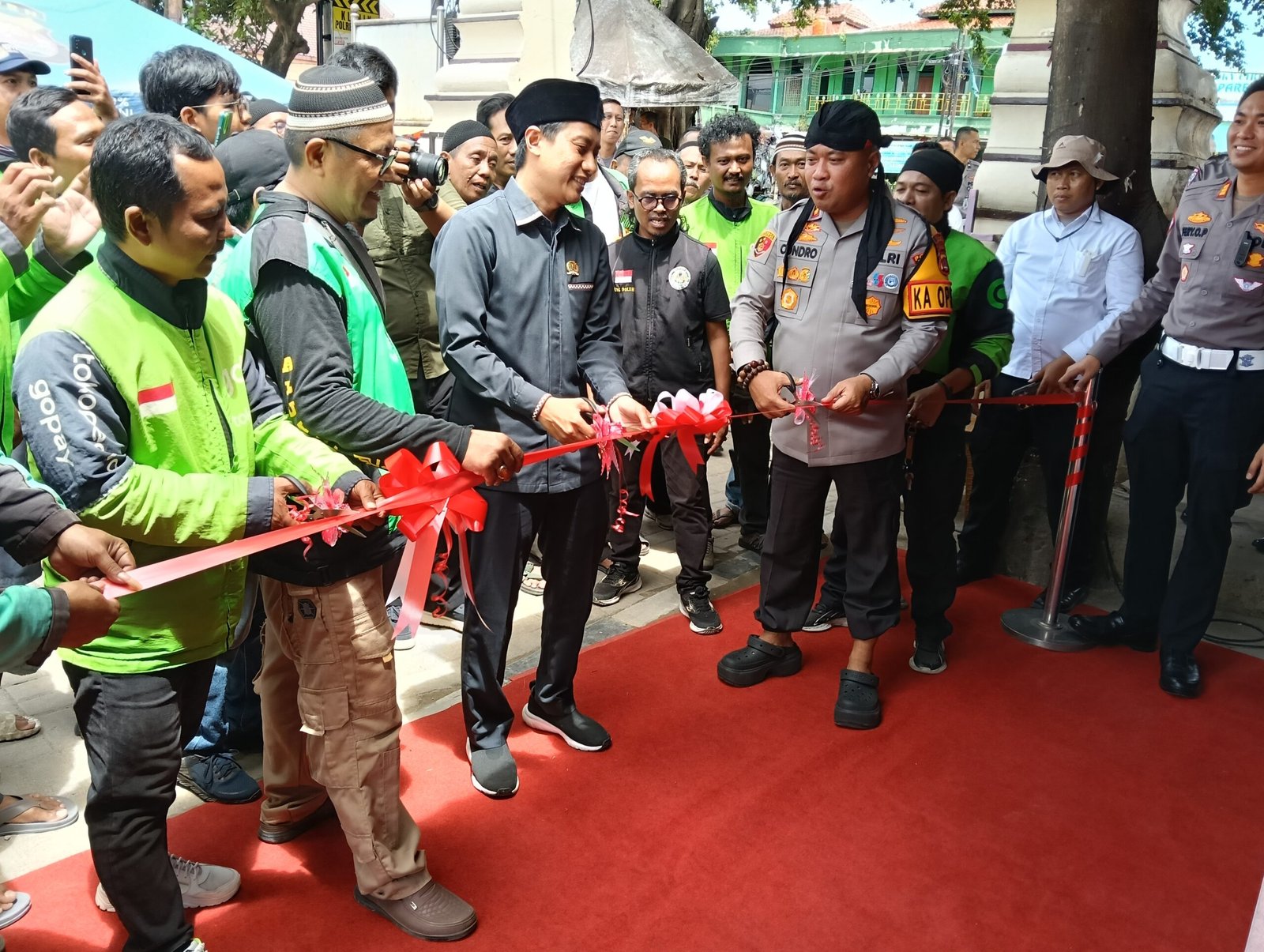 Kapolres Resmikan Warung Ojol, Poskamling Ojol, dan Auto…