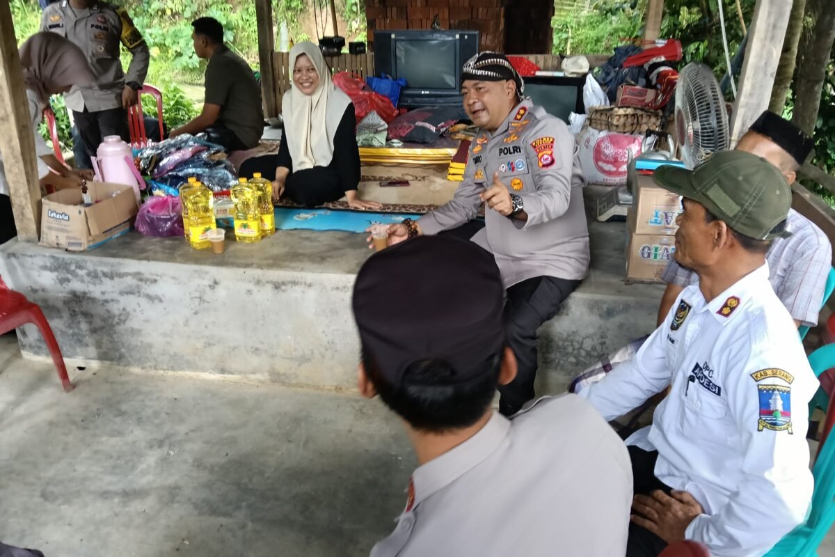 Tunjukkan Kepedulian, Kapolres Serang Kunjungi Korban Kebakaran&hellip;