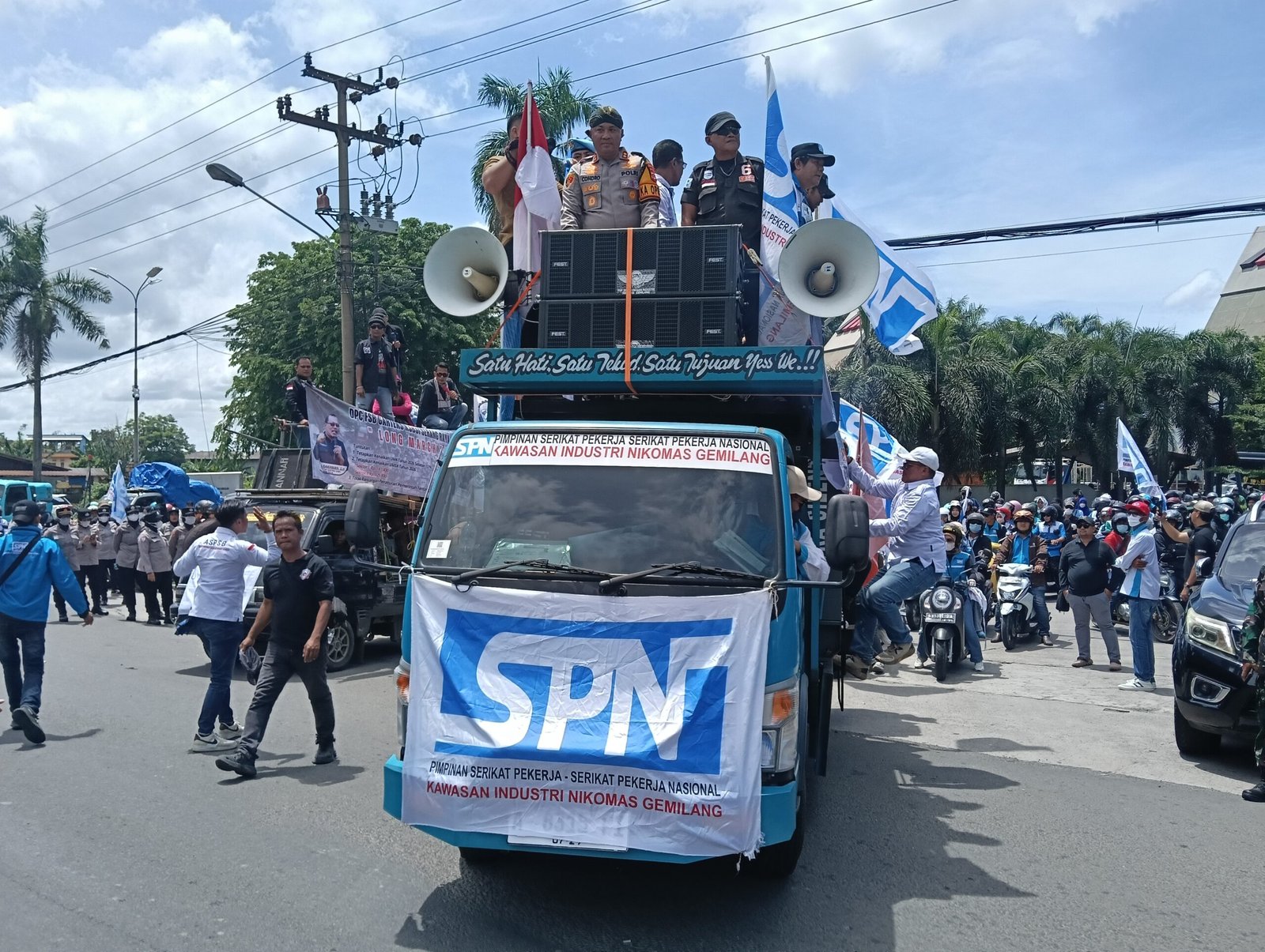 Kapolres Serang Kawal Aksi Buruh dari Atas Mobil…