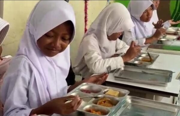 Distribusi MBG Polres Serang Disambut Antusias, Murid Senang…