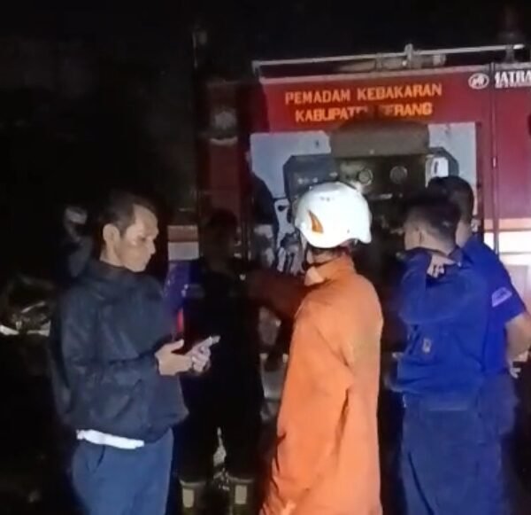 Gerak Cepat Petugas Pemadam dan Polsek Cikande Jinakan&hellip;