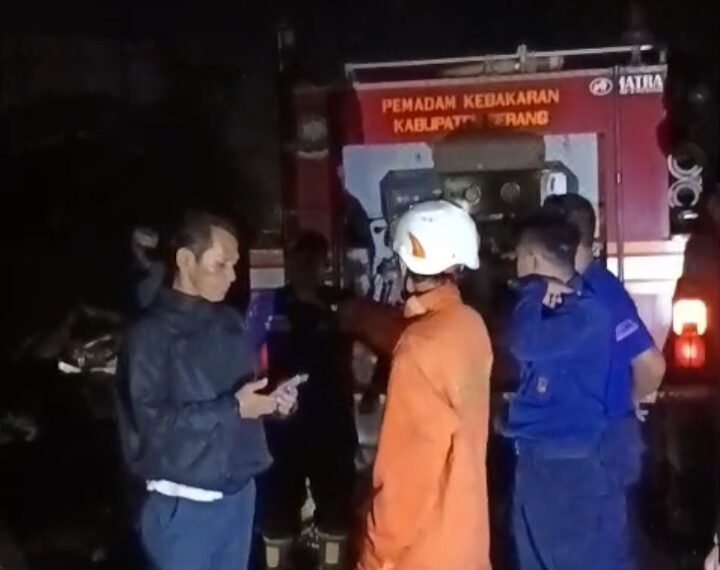 Gerak Cepat Petugas Pemadam dan&hellip;