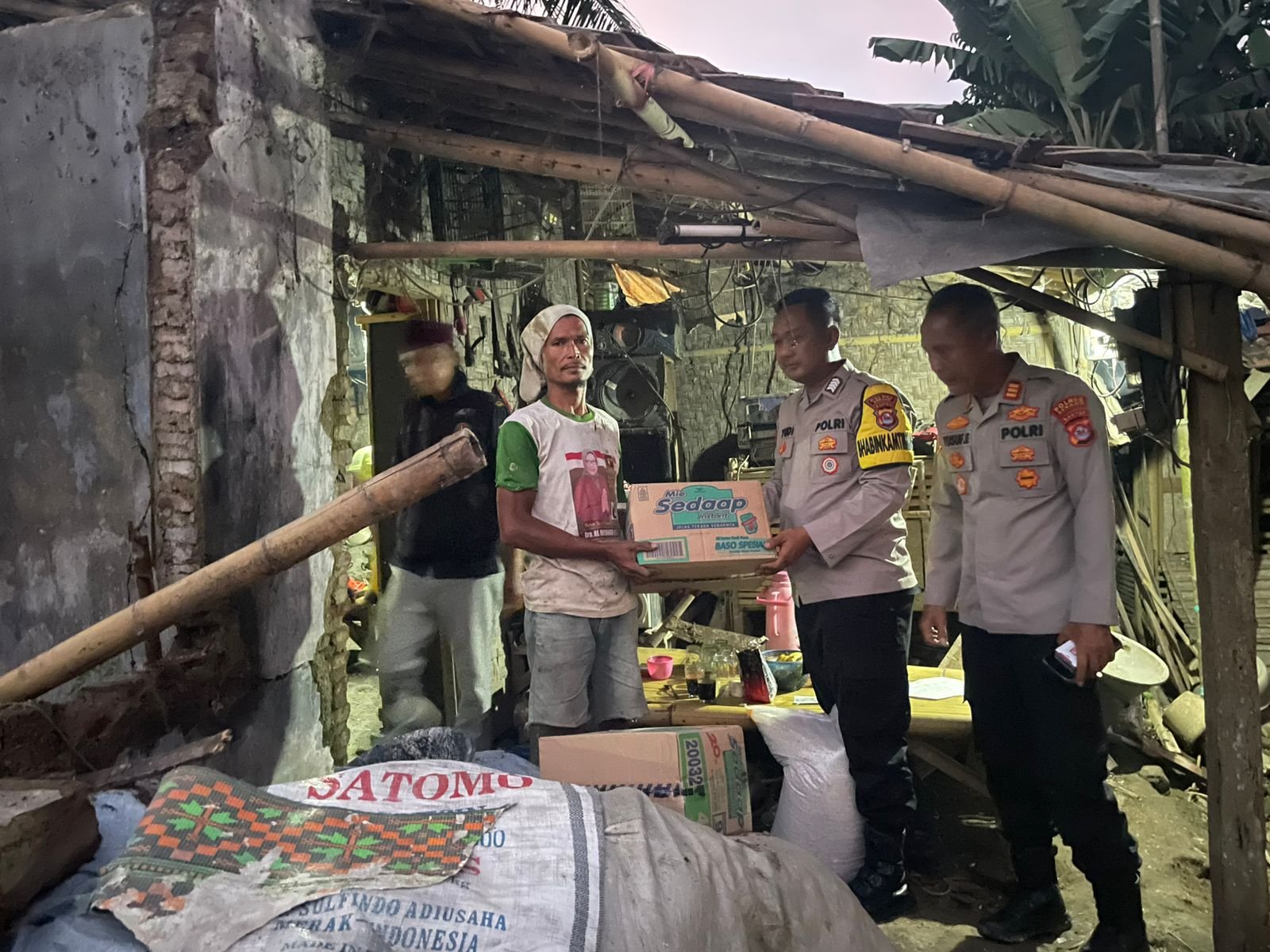 Gerak Cepat Kapolsek Pamarayan Bantu Korban Rumah Roboh
