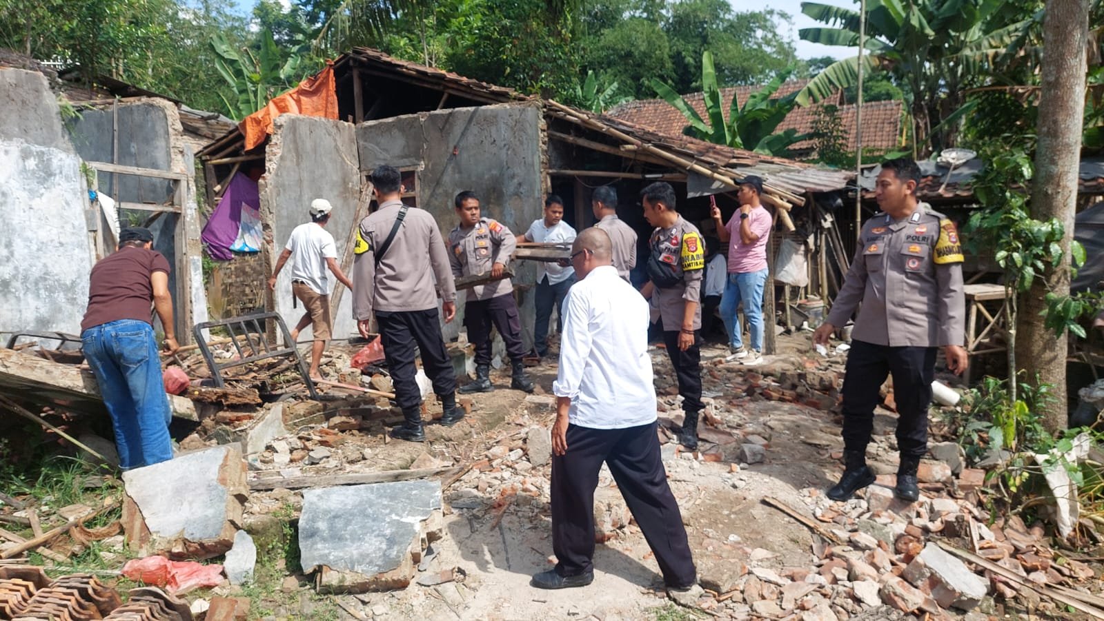 Polsek Pamarayan dan Warga Bersatu Bersihkan Puing Rumah&hellip;