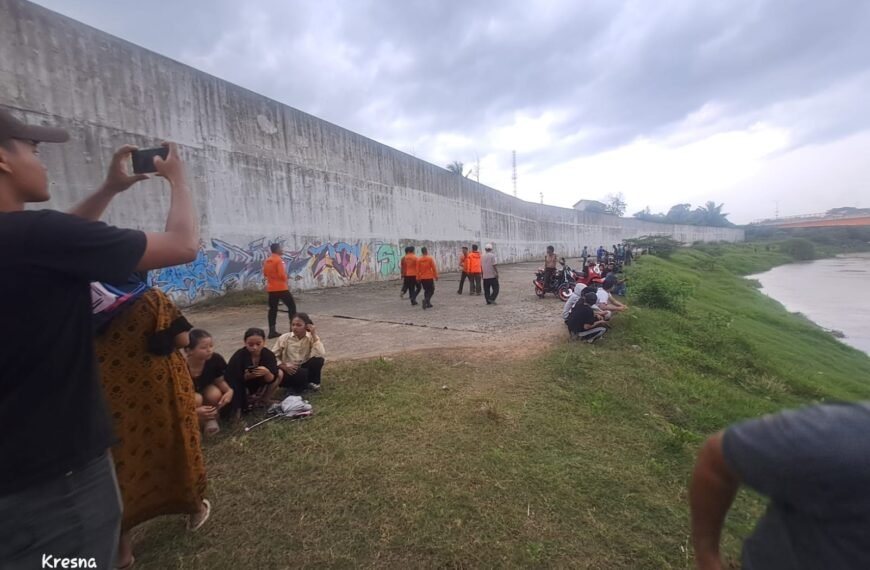 Berenang di Sungai Ciujung, Bocah&hellip;