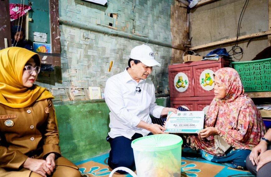 Wagub Banten Salurkan Bantuan Rumah&hellip;