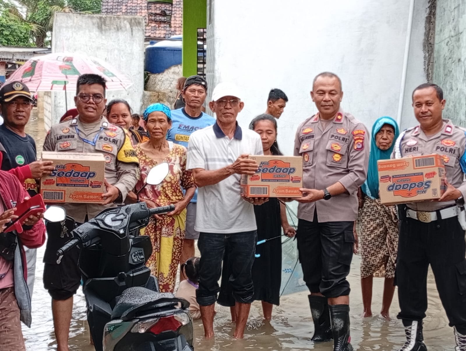 Respon Cepat Polsek Ciruas, Kapolsek Pantau Genangan dan&hellip;